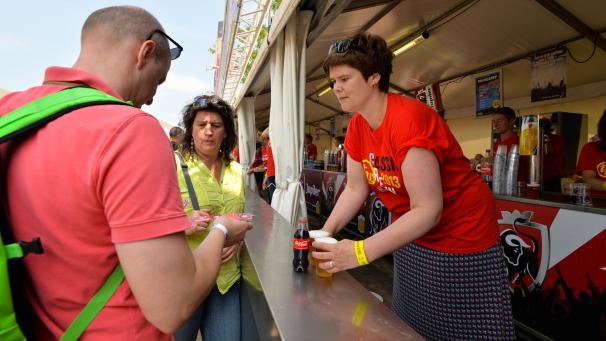 <p>Cola in PET-Flaschen wird es im Norden des Landes weiterhin auf Festivals geben.</p>