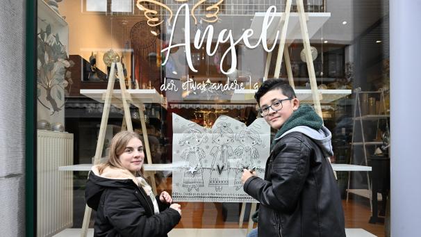 <p>Die Schüler des zweiten Sekundarjahres der Kunstabteilung gestalten die Schaufenster.</p>