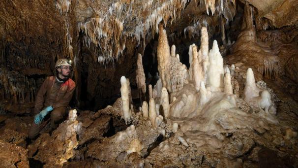 <p>Diese Aufnahme entstand in der „Grotte des Surdents“, die beeindruckende Tropfsteinformationen aufweist.</p>