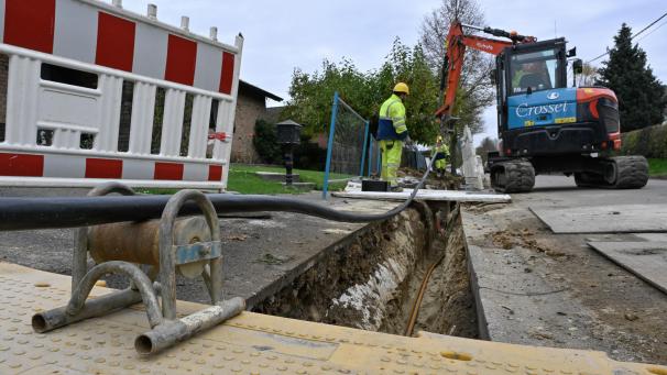 <p>Aktuell wird das Stromnetz im Eupener Ortsteil Gemehret modernisiert. Im Straßengraben werden dort dickere und damit leistungsfähigere Kabel verlegt.</p>