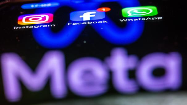 <p>Die Apps Instagram, Facebook und WhatsApp sind auf dem Display eines Smartphones zu sehen, indem sich das Logo des Internetkonzerns Meta spiegelt. Die Internetprogramme gehören zum Unternehmen Meta, der Dachmarke des Facebook-Konzerns.</p>