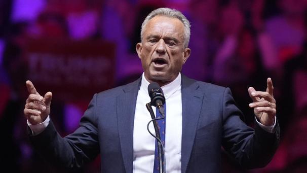 <p>Robert F. Kennedy Jr. spricht vor dem republikanischen Präsidentschaftskandidaten und ehemaligen Präsidenten Trump bei einer Wahlkampfveranstaltung im Madison Square Garden.</p>