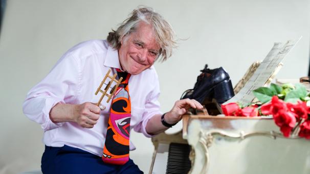 <p>Helge Schneider wird demnächst 70 – und noch immer wird alles, was er anfasst, zum puren Vergnügen. So auch das neue Programm „Ein Mann und seine Musik“.</p>