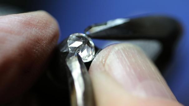 <p>Ein Diamant-Schleifer arbeitet in Antwerpen an einem Stein.</p>