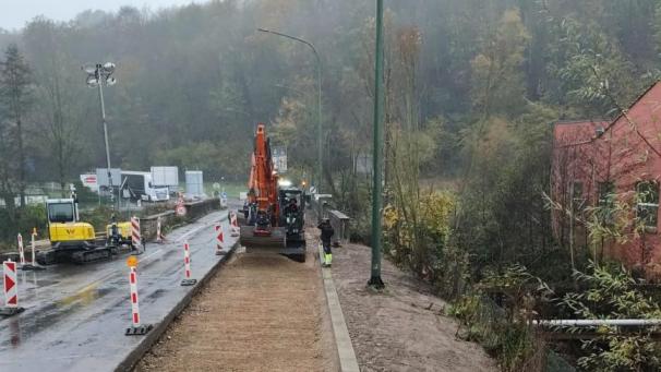 <p>Am Pont de Warche wird gearbeitet.</p>
