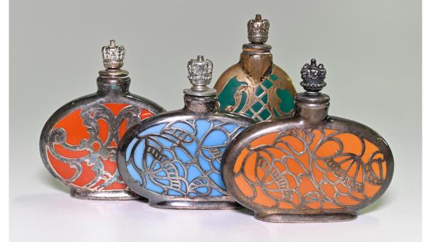 <p>Art deco-Porzellanflakons mit Silberbelag: Das Wort „Flakon“ stammt aus dem Französischen und bezeichnet kleine, kunstvoll gestaltete Fläschchen.</p>