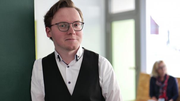 <p>Verrückt, absurd und mit einer Prise ernstgemeinter Ironie: So wird Michael Klütgens bei „Seitenstraße“ angekündigt und so sieht der Poetry Slammer und Comedian sich auch selbst.</p>