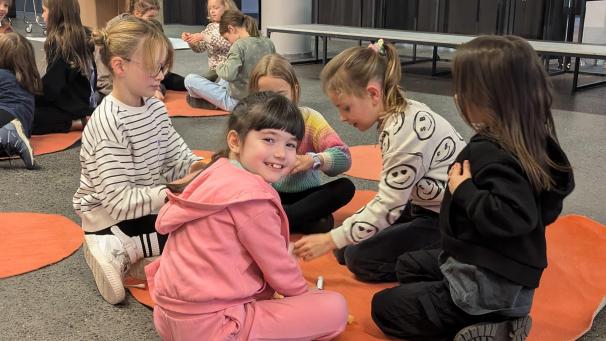 <p>Die Kinder hatten sichtlich Spaß daran, in die neuen, von ihnen selbst ausgedachten Rollen zu schlüpfen.</p>