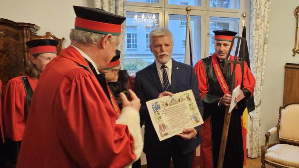 <p>Petr Pavel wurde in belgische Brauergilde aufgenommen.</p>