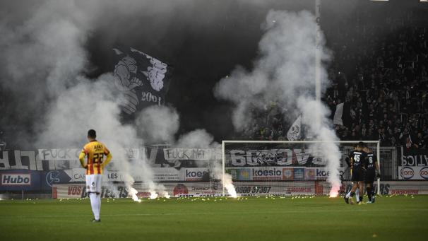 <p>Die Fans von Charleroi hatten das Spiel im November 2022 mehrfach mit Aktionen zum Erliegen gebracht.</p>