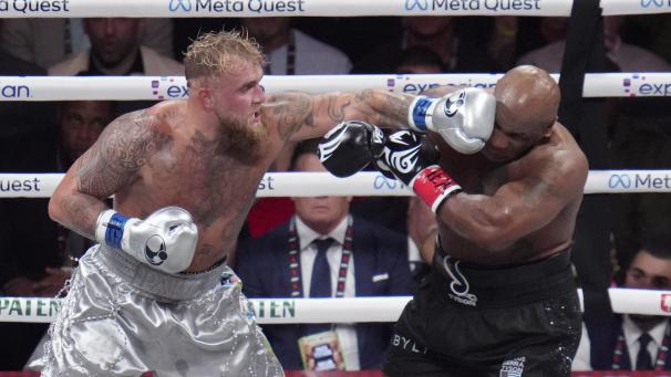 <p>Jake Paul trifft Mike Tyson mit einer Linken während ihres Schwergewichtsboxkampfes.</p>