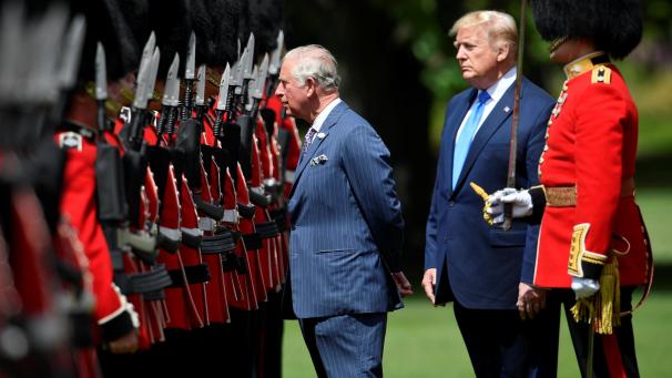 <p>Ein Schnappschuss aus dem Jahr 2019: Donald Trump (2.v.r), damaliger Präsident der USA, und der damalige britische Prinz Charles (3.v.r), Prinz von Wales, nehmen die Ehrenwache im Garten des Buckingham-Palasts ab.</p>