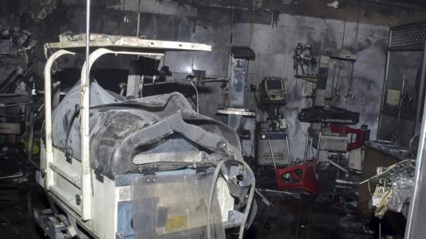 <p>Durch ein Feuer beschädigte Ausrüstung liegt in einer Neugeborenen-Intensivstation im Krankenhaus des Jhansi Medical College.</p>