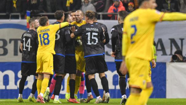 <p>Kosovos Amir Rrahmani (links) streitet sich mit Rumäniens Denis Alibec. Kurz vor Schluss der Partie kam es zu einem Eklat und einem Spielabbruch.</p>