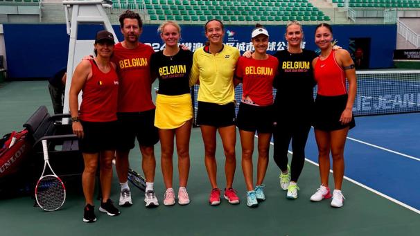 <p>Die belgische Tennis-Delegation um Trainer Wim Fissette (2.v.l) in China</p>