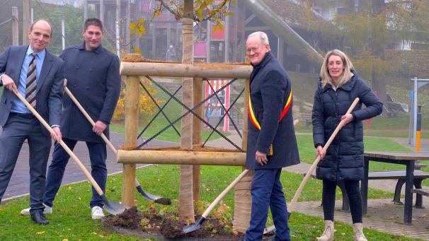 <p>Die Vertreter des Gemeindekollegiums pflanzten in der vergangenen Woche auf dem Spielplatz an der Rodter Straße einen Baum des Friedens.</p>