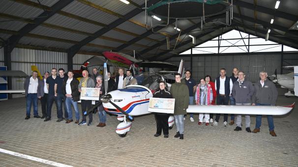 <p>Schecküberreichung am Samstag in der Flughalle des Aero- und Modellclubs Feuervogel in Büllingen</p>