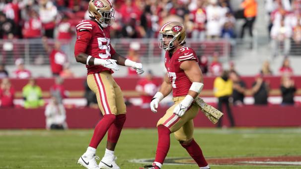 <p>Leonard Floyd (links) und Nick Bosa (rechts) feiern gemeinsam auf dem Platz.</p>