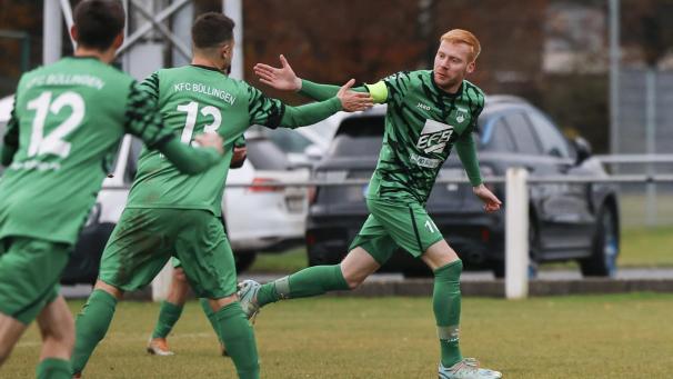 <p>Eigentlich verletzt, springt Benedict Röder (rechts)in die Bresche und führt Büllingen zum 2:2 gegen Eupen B.</p>