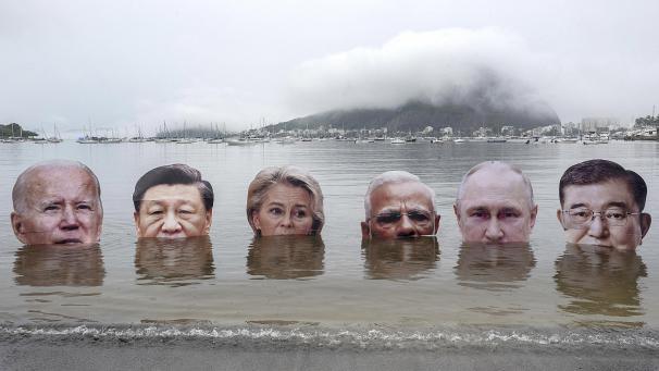 <p>Protestaktion: Joe Biden, Xi Jinping, Ursula von der Leyen, Narendra Modi, Wladimir Putin und Shigeru Ishiba im Wasser</p>