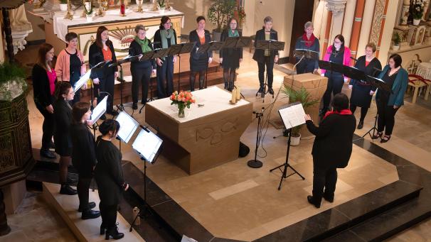 <p>Das Konzert des Frauenchors Carpe Diem stand unter dem Motto „Herz und Klang“. Das Ensemble sorgte in der Pfarrkirche Thommen für eine eindrucksvolle Atmosphäre.</p>