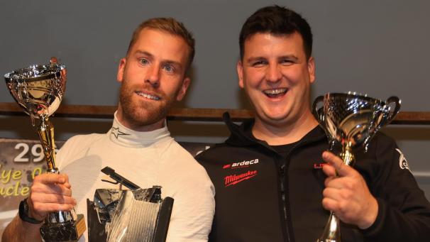 <p>Joshua Sonnet (links) und Yannick Neuville feiern ihren Triumph in Bellevaux.</p>