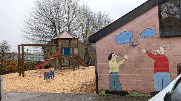 <p>Der Spielplatz und dessen Umrandung wurden von den Arbeitern des Bauhofs instand gesetzt.</p>