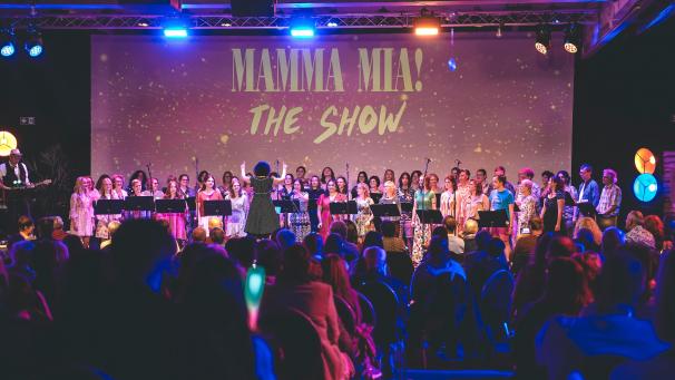 <p>Der über 50-köpfige Chor probte seit Juli für diese Show.</p>