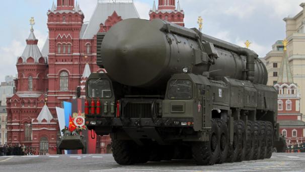 <p>Eine strategische russische Atomrakete vom Typ Topol-M fährt bei der Militärparade zum Tag des Sieges über den Roten Platz.</p>