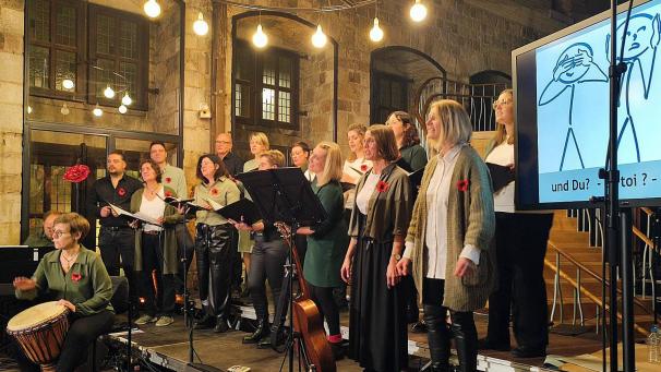 <p>Das Vokalensemble Arnikas &amp; Friends singen nicht nur, sie stellen das Publikum auch vor die eigenen Fragen zur aktuellen Weltlage.</p>