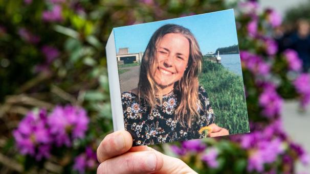 <p>Auf dem Foto ist die Gedenkkarte der Trauerfeier für Julie Van Espen, die am 18. Mai 2019 in Schilde abgehalten wurde, zu sehen.</p>
