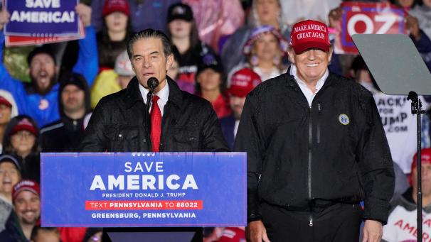 <p>Mehmet Oz (links) spricht neben Donald Trump bei einer Wahlkampfveranstaltung in Greensburg.</p>
