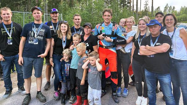 <p>Bei den Fanreisen steht auch immer ein Treffen zwischen Thierry Neuville und seinen Anhängern an.</p>