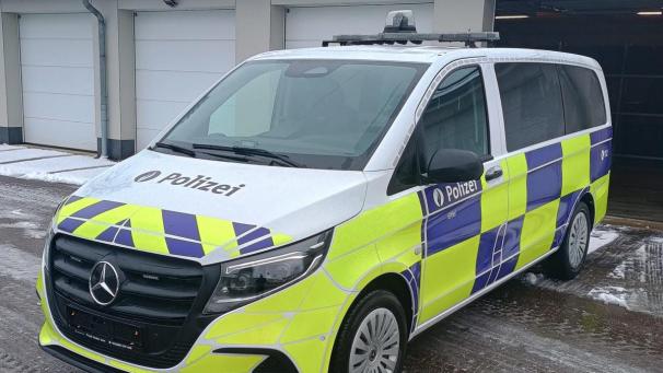 <p>Am Donnerstag wurde das erste Einsatzfahrzeug der Zone Eifel mit der neuen „Battenburg“-Markierung geliefert.</p>