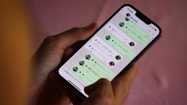 <p>Eine WhatsApp-Sprachnachricht wird auf ein Smartphone gesprochen.</p>
