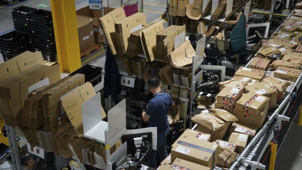 <p>Arbeiter im Amazon-Fulfillment-Center in Sutton Coldfield (Großbrittanien) bereiten Bestellungen für den „Black Friday“ vor.</p>