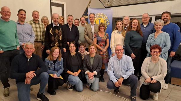<p>Vertreter des Lions Clubs Eupen und der sozialen Vereinigungen kamen zum Start der Weihnachtsaktion zusammen.</p>