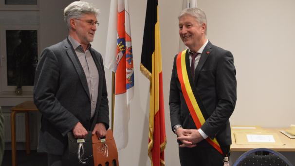 <p>Schöffe Reinhold Adams bedankte sich bei Bürgermeister Friedhelm Wirtz.</p>