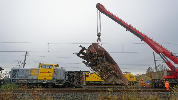 <p>Nach dem Zugunglück zwischen Köln und Aachen hat die Bahn begonnen, die Waggons zu bergen. In der Nacht zum Freitag war bei Kerpen ein Güterzug mit einem Bauzug zusammengestoßen.</p>