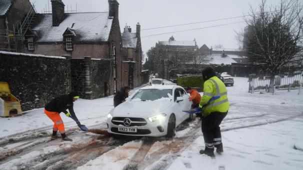 <p>Menschen helfen einem Autofahrer im Schnee in Stirling, Schottland. Der Sturm Bert hat das Land mit starkem Wind, heftigem Regen, Schnee und Eis im Griff.</p>
