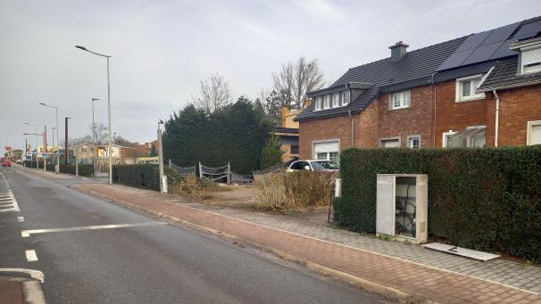 <p>Im Vorgarten des Hauses mit der Nummer 41 kam der Pkw zum Stehen.</p>