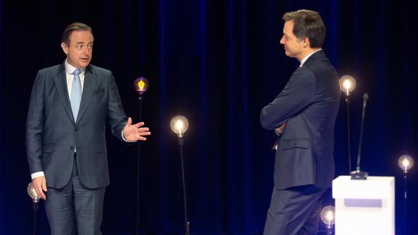 <p>Bart de Wever (links) im Gespräch mit Alexander De Croo (rechts)</p>