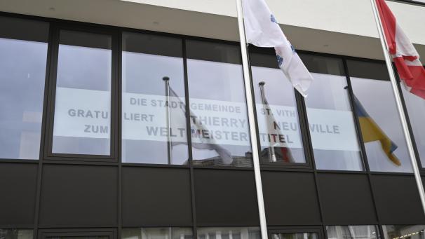 <p>Am Fenster des St.Vither Rathaussaales wird dem neuen Weltmeister gratuliert.</p>
