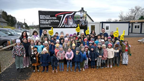 <p>Die Emmelser Schulgemeinschaft würde sich sehr freuen, wenn Thierry Neuville sie irgendwann mal wieder besuchen könnte, so wie 2013 bei der GrenzEcho-Aktion „Zisch“.</p>