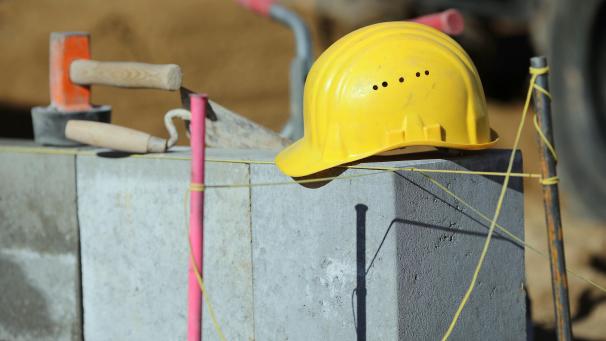 <p>Während Bauwirtschaft und Dienstleistungen klare Aufwärtstrends aufweisen, bleibt der Handelssektor unter Druck.</p>