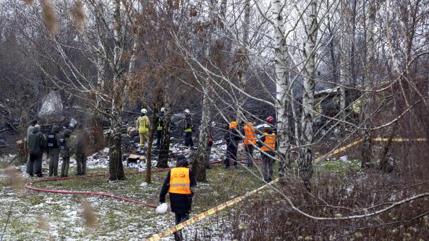 <p>Mitarbeiter des litauischen Katastrophenschutzministeriums arbeiten in der Nähe der Stelle, an der ein DHL-Frachtflugzeug in ein Haus in der Nähe der litauischen Hauptstadt Vilnius gestürzt ist.</p>