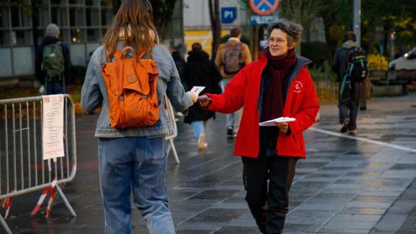 <p>Vertreter von Lehrergewerkschaften verteilen Flugblätter vor der Brüsseler Universität ULB.</p>