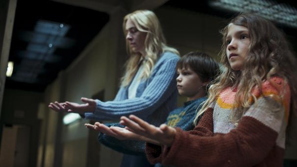 <p>Kim Riedle als Jasmin Grass, Naila Schuberth als Hannah und Sammy Schrein als Jonathan in einer Szene der Thriller-Streaming-Serie „Liebes Kind“.</p>