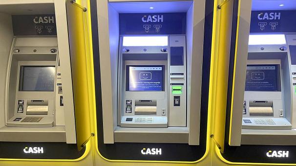 <p>Nicht selten sind die wenigen Geldautomaten in der DG zudem nicht funktionsfähig. Wie hier auf dem Bild vom 15. Dezember 2023 zu sehen, sind in Kelmis alle drei Automaten gleichzeitig außer Betrieb.</p>