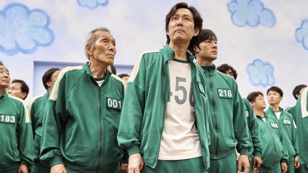 <p>Dieses von Netflix veröffentlichte Bild zeigt Lee Jung-Jae (Mitte), Park Hae-Soo (rechts) und Oh Yeong-Soo (links)in einer Szene aus der koreanischen Serie „Squid Game“.</p>